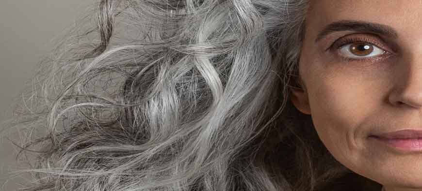 Jak pielęgnować włosy dojrzałe? Piękne w każdym wieku